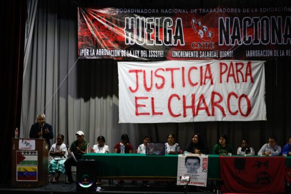 La CNTE aseguró que la desaparición de la Usicamm no responde a sus demandas centrales y anunció que mantendrá y reforzará su plantón. FOTO: vía La Jornada.
