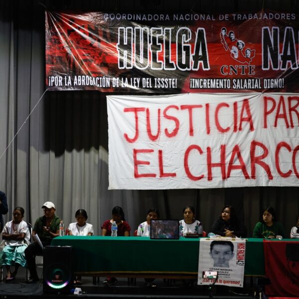 La CNTE aseguró que la desaparición de la Usicamm no responde a sus demandas centrales y anunció que mantendrá y reforzará su plantón. FOTO: vía La Jornada.