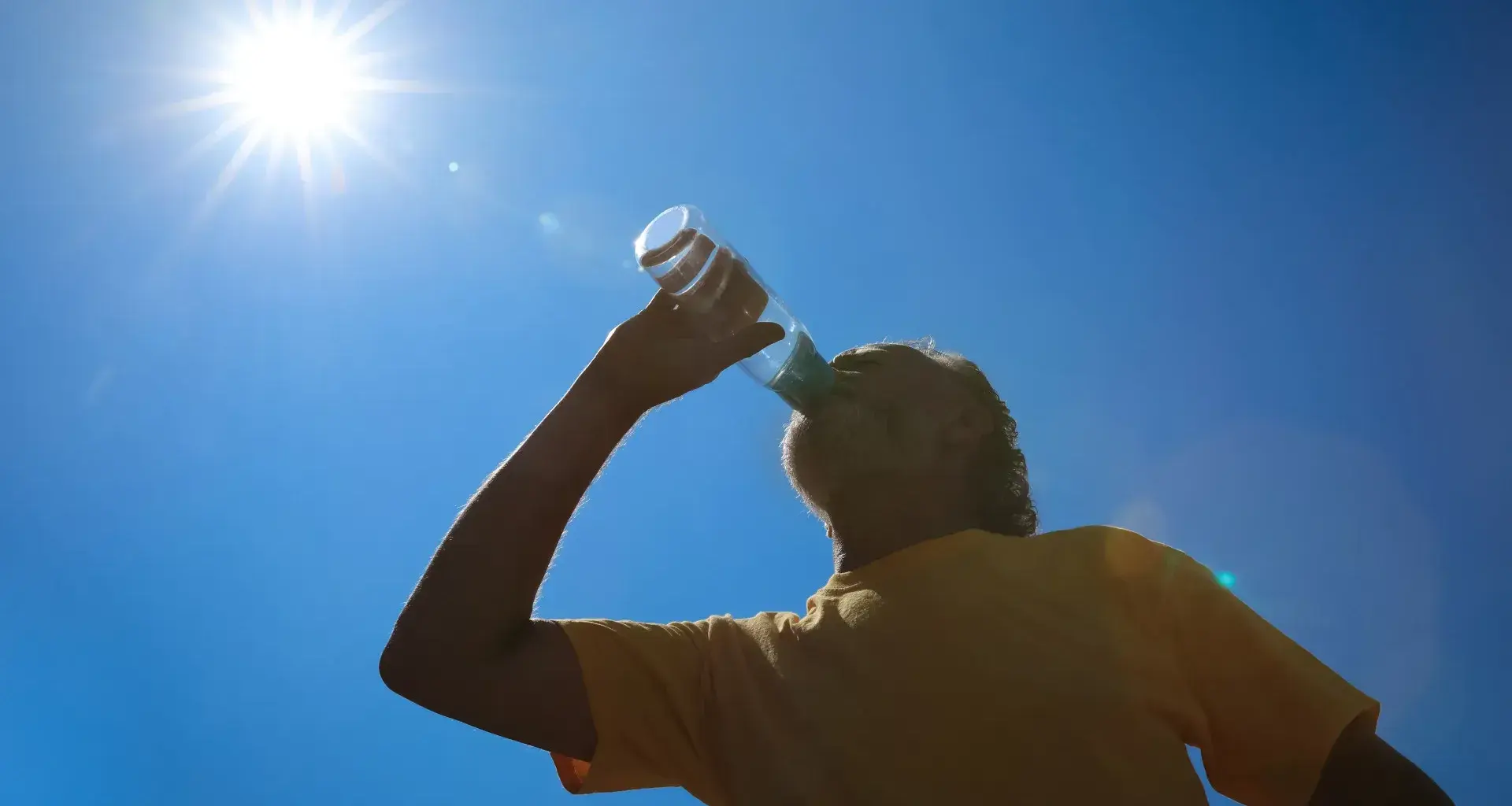 FIFA prohíbe botellas reutilizables en estadios del Mundial 2026 y desata críticas por riesgo de deshidratación