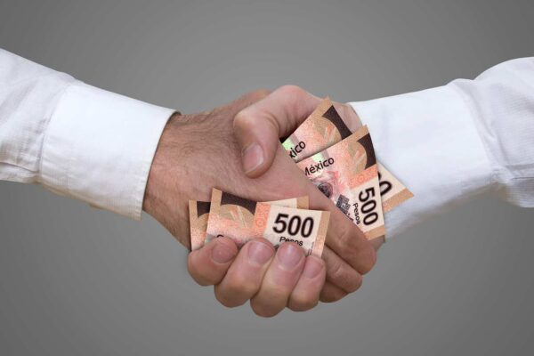 La Secretaría Anticorrupción informó que tres servidores públicos de la CFE fueron inhabilitados durante dos décadas y deberán pagar más de mil mdp de multa. FOTO: Shutterstock.