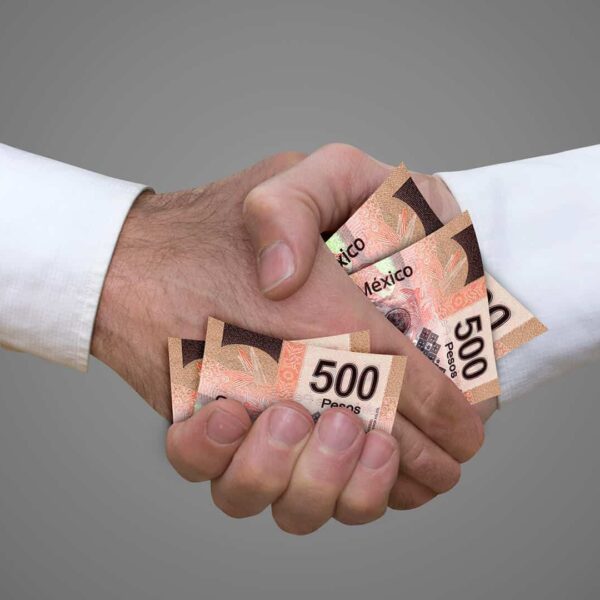 La Secretaría Anticorrupción informó que tres servidores públicos de la CFE fueron inhabilitados durante dos décadas y deberán pagar más de mil mdp de multa. FOTO: Shutterstock.