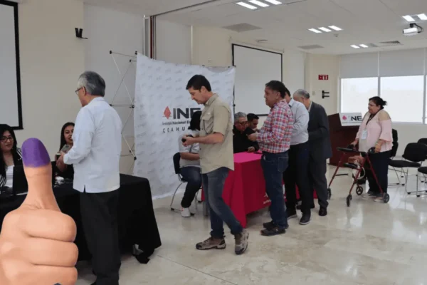 Coahuila arrancó su jornada electoral para renovar el Congreso local con retrasos en la instalación de casillas y denuncias de compra de votos. FOTO: INE Coahuila.
