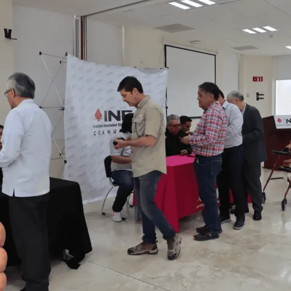 Coahuila arrancó su jornada electoral para renovar el Congreso local con retrasos en la instalación de casillas y denuncias de compra de votos. FOTO: INE Coahuila.
