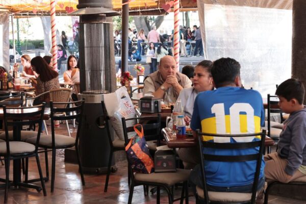 Comercios y restaurantes de Puebla capital proyectan una derrama económica de hasta 400 millones de pesos por los festejos del Día del Padre. FOTO: Telediario.
