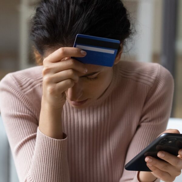 CONDUSEF advierte que aumentan las denuncias relacionadas con llamadas, mensajes y enlaces sospechosos. FOTO: Unsplashed.