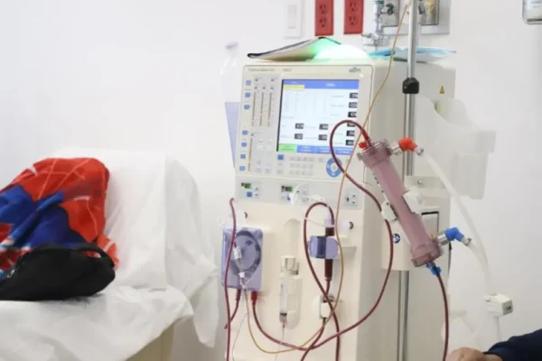 IMSS-Bienestar denunció un desfalco al erario con sobreprecios de hasta 2,000% en servicios de hemodiálisis. FOTO: Ángulo 7.