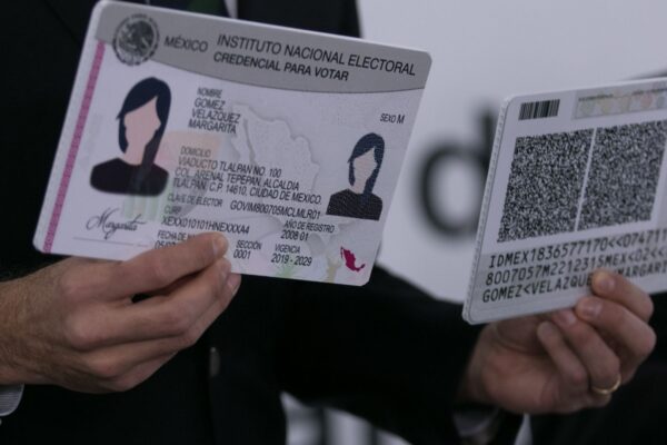 El INE comenzó la emisión de una nueva credencial para votar con mayores medidas de seguridad, mejoras de accesibilidad y opciones de identidad. FOTO: Cuartoscuro.