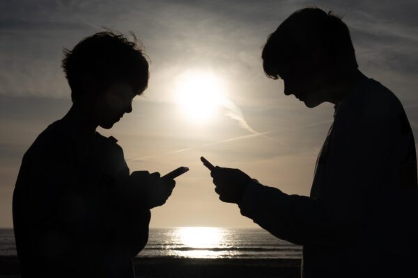 Reino Unido prohibió que menores de 16 años utilicen plataformas como TikTok, Snapchat y YouTube. FOTO: Getty Images.