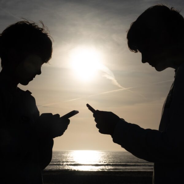 Reino Unido prohibió que menores de 16 años utilicen plataformas como TikTok, Snapchat y YouTube. FOTO: Getty Images.