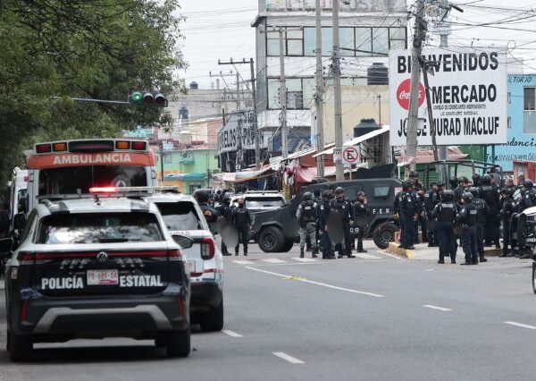 Balacera en inmediaciones del Mercado Morelos dejó dos hombres y una mujer lesionados; detuvieron a dos presuntos agresores.