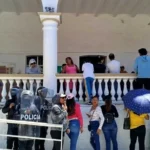 Estalla crisis en Acatlán; destituyen a mandos en Cabildo extraordinario bajo la presión de protestas Crisis en Acatlán; destituciones de funcionarios y protestas ciudadana presionan la salida de la alcaldesa. FOTO: vía Ambas Manos.