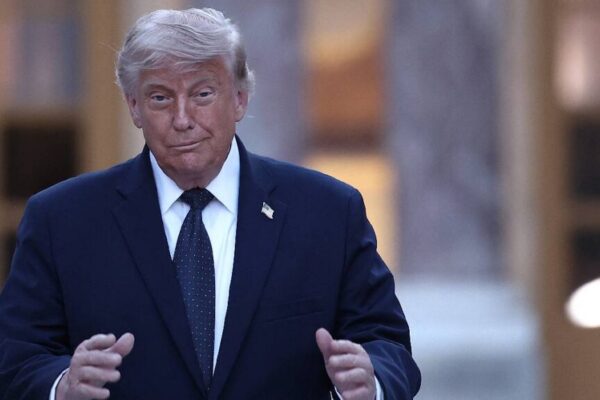 Donald Trump aseguró que preferiría que el T-MEC expirara, aunque dejó abierta la posibilidad de mantenerlo. FOTO: EFE.