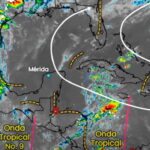 La onda tropical 8 se aleja de México, pero las lluvias continuarán por la llegada de la onda tropical 9. IMAGEN: vía Azteca Noticias.