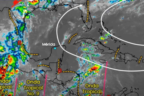 La onda tropical 8 se aleja de México, pero las lluvias continuarán por la llegada de la onda tropical 9. IMAGEN: vía Azteca Noticias.