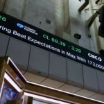 Wall Street registró su mejor jornada en dos meses tras señales de un posible acuerdo entre Estados Unidos e Irán. FOTO: Bloomberg.