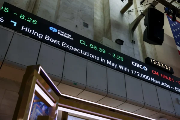 Wall Street registró su mejor jornada en dos meses tras señales de un posible acuerdo entre Estados Unidos e Irán. FOTO: Bloomberg.