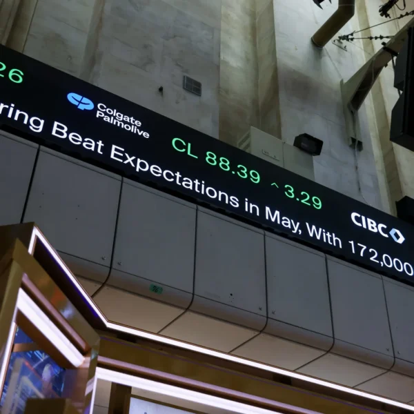 Wall Street registró su mejor jornada en dos meses tras señales de un posible acuerdo entre Estados Unidos e Irán. FOTO: Bloomberg.
